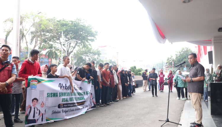 Asisten I Setda Kota Palembang, Sulaiman Amin, memberikan sambutan dan arahan saat memimpin upacara pelepasan 60 peserta didik Sekolah Rakyat Menengah Atas (SRMA) 7 Palembang di halaman Kantor Walikota Palembang, Sumatra Selatan.
