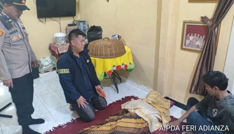Aparat kepolisian dari Polsek Sukarami mendatangi tempat kejadian perkara (TKP) menyusul laporan ditemukannya seorang mahasiswa berinisial RN (22) yang meninggal dunia di kediamannya, kawasan Jalan Talang Kelapa, Alang-Alang Lebar, Palembang.