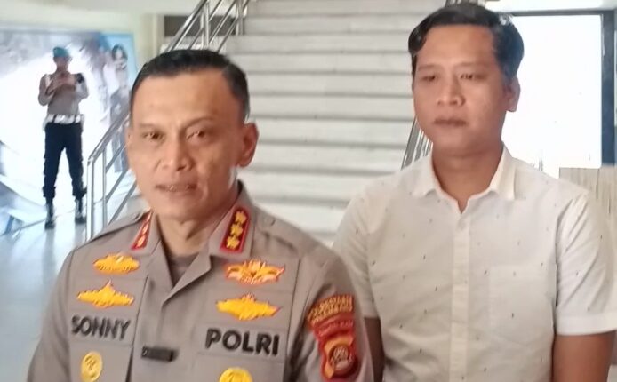 Kapolrestabes Palembang Kombes Pol. Sonny Mahar Budi Adityawan memberikan keterangan pers terkait perkembangan kasus pembegalan anggota polisi di aula depan Mapolrestabes Palembang, Sumatera Selatan.