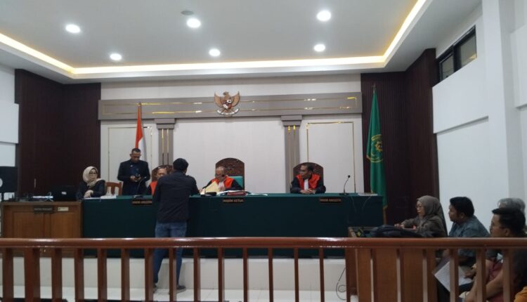Ketua Majelis Hakim Noor Ichwan Ichlas Ria Adha memimpin sidang agenda pembuktian perkara gugatan terhadap 25 media di Pengadilan Negeri Palembang, Sumatera Selatan.