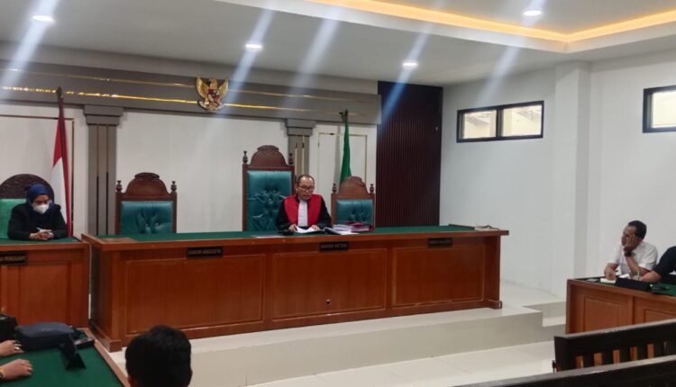 Hakim Tunggal Sangkot Lumban Tobing memimpin sidang pembacaan putusan permohonan praperadilan Wakil Bupati PALI Iwan Tuaji di Pengadilan Negeri Palembang, Sumatera Selatan.