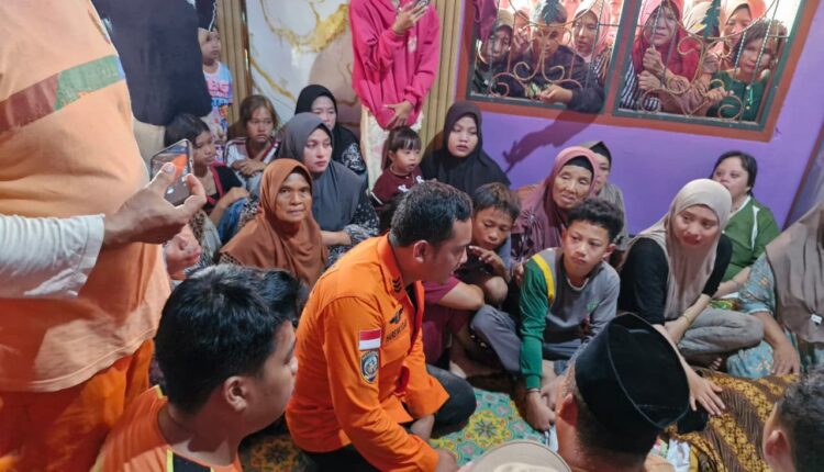 Basarnas bersama tim SAR gabungan mendatangi rumah duka untuk menyerahkan jenazah Hafis (7), korban tenggelam di Sungai Rawas, Desa Pauh I, Kecamatan Rawas Ilir, Kabupaten Musi Rawas Utara (Muratara), Sumatera Selatan.