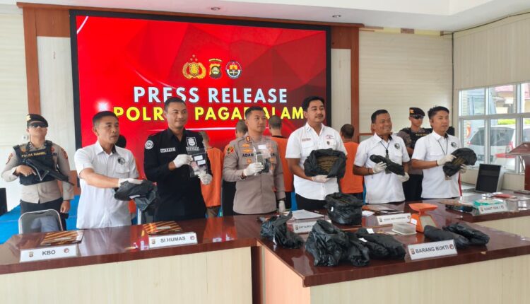 Kapolres Pagar Alam AKBP Adam Purbantoro didampingi Kasat Resnarkoba IPTU Dohan Yoanda Prima dan jajaran menunjukkan barang bukti narkotika jenis ganja dan sabu saat konferensi pers di Mapolres Pagar Alam.