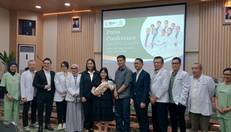 Jajaran manajemen Rumah Sakit Siloam Sriwijaya Palembang bersama tim dokter spesifik fertilitas Blastula IVF berfoto bersama pasangan Fuhans dan Risnawati yang menggendong putra mereka dalam acara konferensi pers di Palembang.