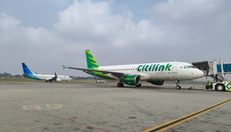 Pesawat maskapai Citilink bersiap melayani penumpang di landasan pacu Bandara Internasional Sultan Mahmud Badaruddin (SMB) II Palembang.