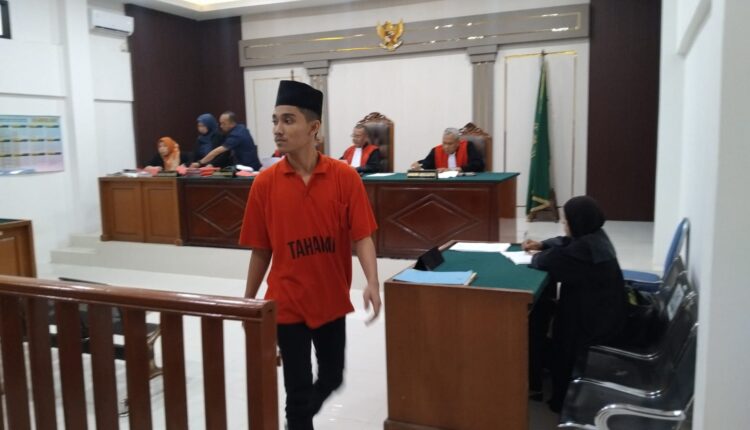 Terdakwa M Said Maulana berjalan meninggalkan kursi pesakitan usai mendengarkan pembacaan tuntutan oleh Jaksa Penuntut Umum (JPU) dalam sidang di Pengadilan Negeri (PN) Palembang.