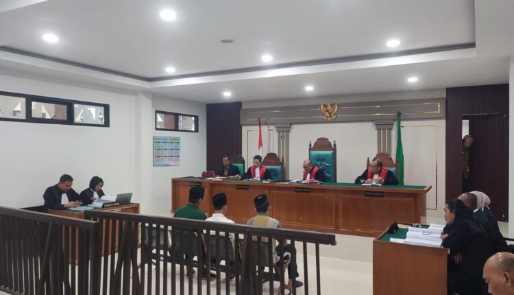 Tiga terdakwa kasus dugaan korupsi Kredit Usaha Rakyat (KUR) BSI menghadiri sidang agenda pembacaan tuntutan di Pengadilan Negeri (PN) Palembang, Sumatera Selatan.