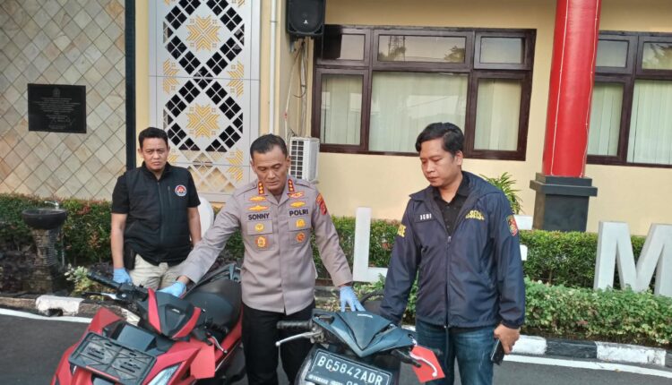 Kapolrestabes Palembang Kombes Pol Sonny Mahar Budi Adityawan menunjukkan barang bukti sepeda motor hasil kejahatan jalanan.