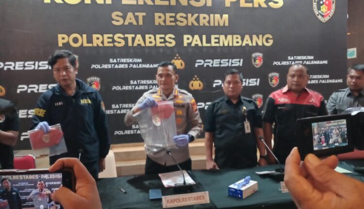 Satreskrim Polrestabes Palembang mengamankan seorang pelajar SMK berinisial DL (16) setelah videonya memamerkan senpira saat konvoi sepeda motor viral di media sosial.