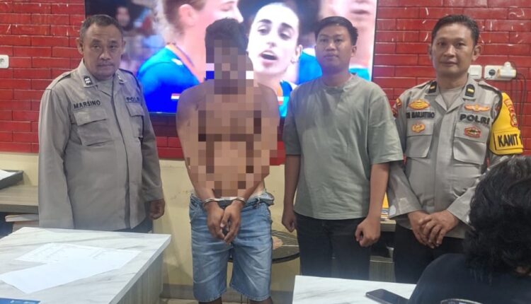 Tersangka berinisial AN (33) saat diamankan oleh anggota kepolisian di Mapolrestabes Palembang.
