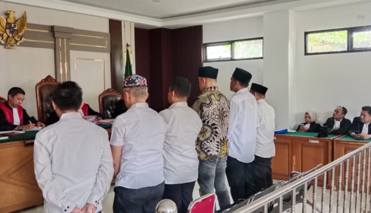 Enam terdakwa perkara dugaan korupsi proyek Pelebaran Bahu Jalan Ratu Seriun Kota Pagar Alam Tahun Anggaran 2023 mendengarkan pembacaan amar putusan oleh Ketua Majelis Hakim Kristanto Sahat dalam sidang di Pengadilan Tipikor PN Palembang.