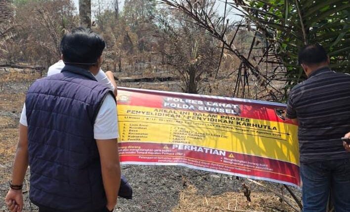 Anggota Kepolisian Resor (Polres) Lahat memasang spanduk maklumat penyidikan kasus kebakaran hutan dan lahan (karhutla) di area perkebunan warga Desa Muara Cawang, Kecamatan Pulau Pinang, Kabupaten Lahat, Sumatera Selatan.