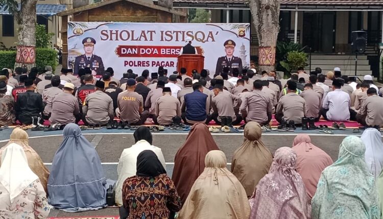 Suasana khidmat Shalat Istisqa yang digelar oleh Polres Pagar Alam guna memohon pertolongan Tuhan Yang Maha Esa agar kekeringan akibat El Nino segera berakhir.