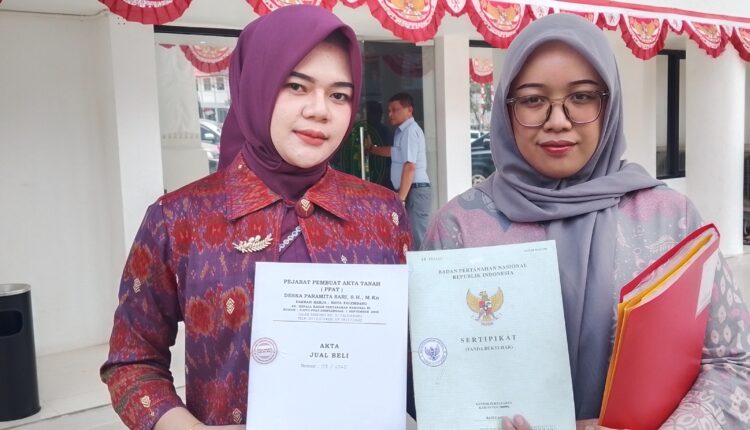 Kuasa hukum Tergugat II dari LBH Bima Sakti, Indah Permatasari menunjukkan dokumen Akta Jual Beli (AJB) dari PPAT Deska Paramita Sari dan Sertifikat Hak Milik (SHM) yang diterbitkan BPN usai menghadiri sidang gugatan perbuatan melawan hukum di Pengadilan Negeri Palembang.