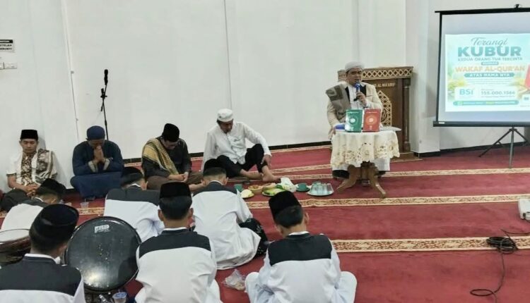 Suasana khidmat jemaah dan jajaran pengurus DKM saat mendengarkan ceramah agama dari Ustaz Muhammad Nur Effendi dalam momentum peringatan Maulid Nabi Muhammad SAW di Masjid Al-Maarif Pagar Alam.