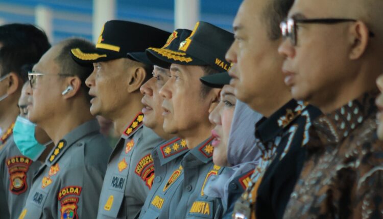 Wali Kota Palembang Ratu Dewa bersama jajaran pejabat Forkopimda, perwakilan Polda, dan Polrestabes berdiri khidmat saat menghadiri Apel Akbar Satuan Perlindungan Masyarakat (Satlinmas) se-Indonesia di Palembang.