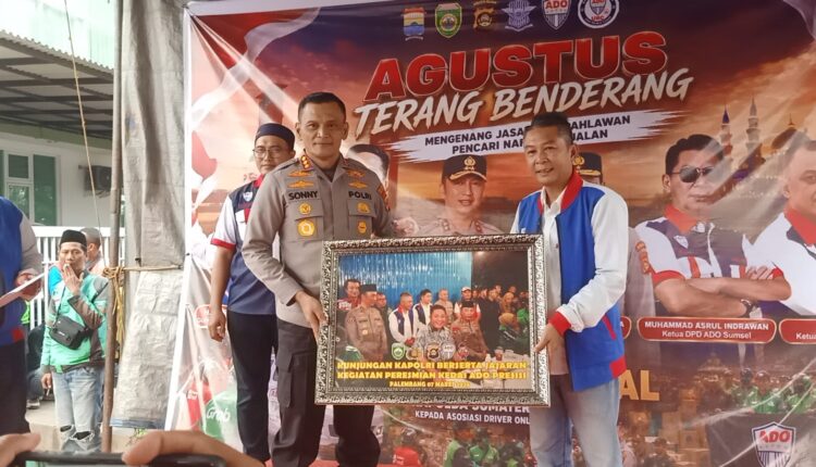 Kapolda Sumatera Selatan, Irjen Pol Sandi Nugroho, bersama Ketua DPD ADO Sumsel, Muhammad Asrul Indrawan, secara simbolis memegang bingkai foto kenangan kolaborasi saat menghadiri kegiatan bantuan sosial bertajuk "Agustus Terang Benderang" di Sekretariat DPW ADO Sumsel, Palembang.