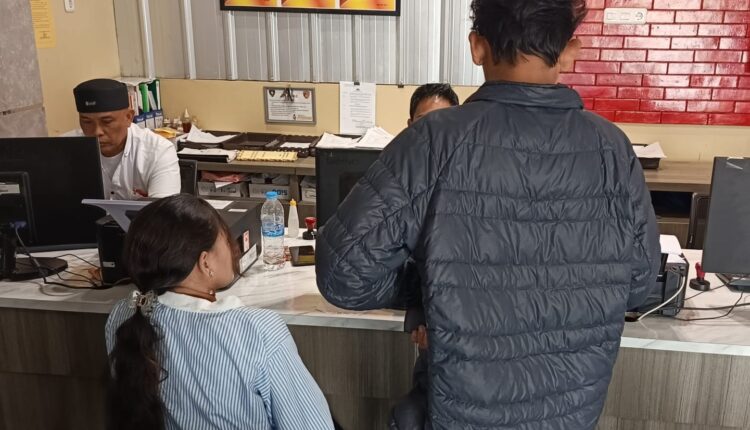 Korban bernama Ulan Permata Sari (17) mendatangi ruang Pelayanan SPKT Polrestabes Palembang untuk melaporkan tindak pidana penggelapan satu unit sepeda motor Honda Vario milik korban.