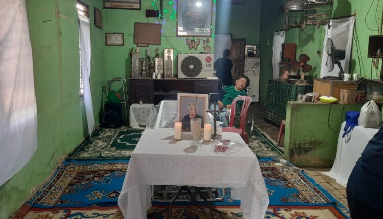 Suasana duka menyelimuti kediaman keluarga Maria Then Sui di Jalan Batujajar, Kelurahan Sukarami, Kecamatan Sukarami.