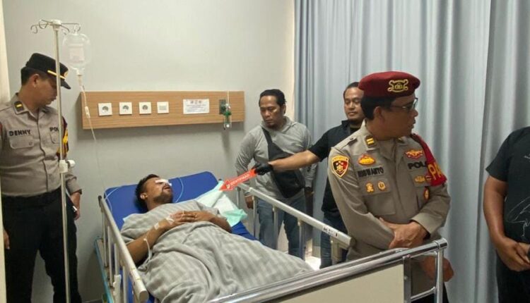 Kapolsek Ilir Barat (IB) I Kompol Fauzi Saleh bersama personel Unit Identifikasi Polrestabes Palembang menjenguk Anggi Yanto Yusuf (28), korban kritis akibat tersengat aliran listrik, yang sedang menjalani perawatan intensif di Rumah Sakit Permata, Palembang, Sumatra Selatan.