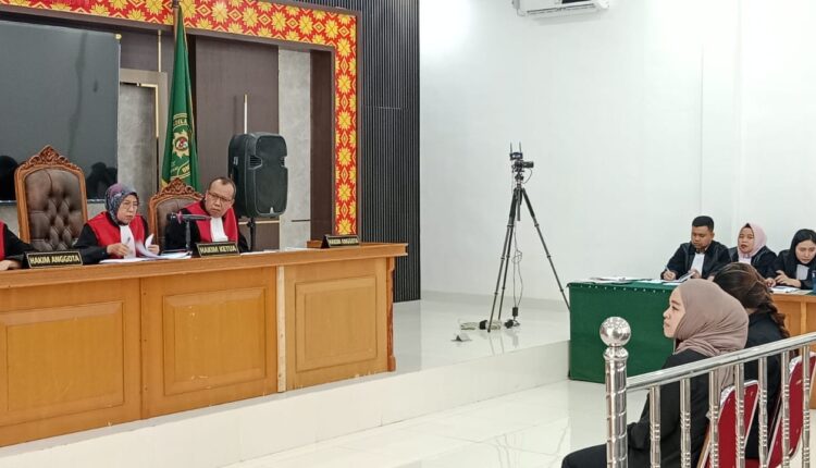 Terdakwa mendengarkan pembacaan surat dakwaan dari Jaksa Penuntut Umum (JPU) KPK RI dalam sidang perdana kasus dugaan suap pengadaan Smart Board dan Chromebook Dinas Pendidikan dan Kebudayaan Muara Enim TA 2025 di Pengadilan Tipikor Palembang.
