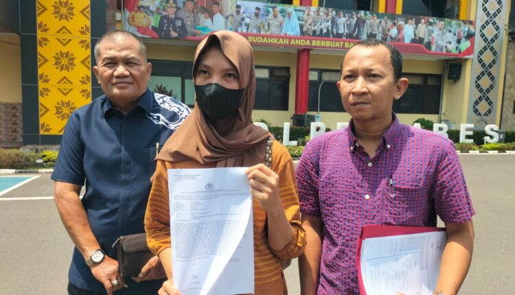 Korban dugaan penipuan lowongan kerja, Pepi Febrina (32), didampingi tim kuasa hukumnya dari Kantor Hukum Kgs Akhmad Tabrani memperlihatkan Surat Tanda Penerimaan Laporan (STPL) usai melapor di SPKT Polrestabes Palembang.