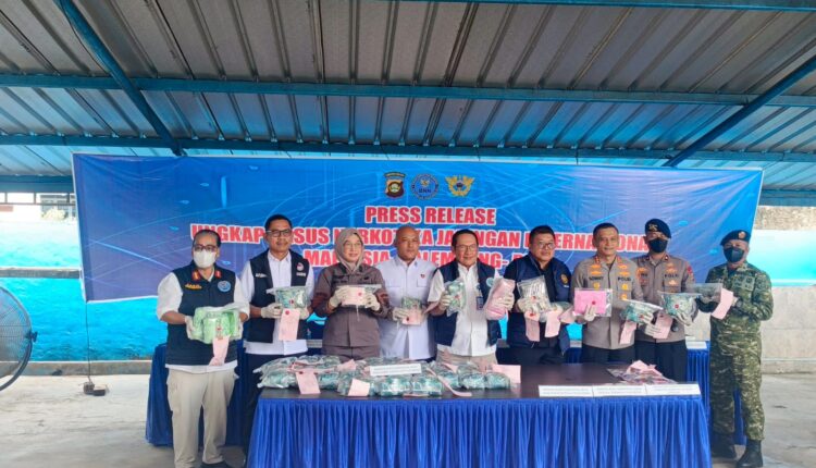 Kepala BNNP Sumsel Brigjen Pol Hisar Siallagan didampingi jajaran perwakilan Polda Sumsel dan TNI menunjukkan puluhan paket barang bukti sabu kemasan plastik serta ribuan butir ekstasi saat menggelar konferensi pers di halaman Kantor BNNP Sumsel, Palembang.