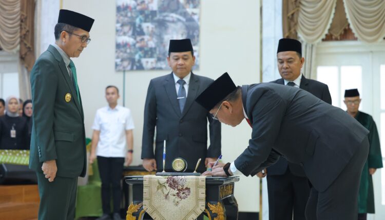 Ki Agus H Sulaiman Amin menandatangani berita acara pelantikan disaksikan langsung oleh Wali Kota Palembang Ratu Dewa (kiri) di Rumah Dinas Wali Kota Palembang, Jalan Tasik.