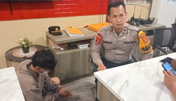 Tepergok merekam isi rok anak penjual pempek di kawasan Alang-Alang Lebar, seorang pemuda berinisial IV (20) digelandang ke ruang SPKT Polrestabes Palembang.