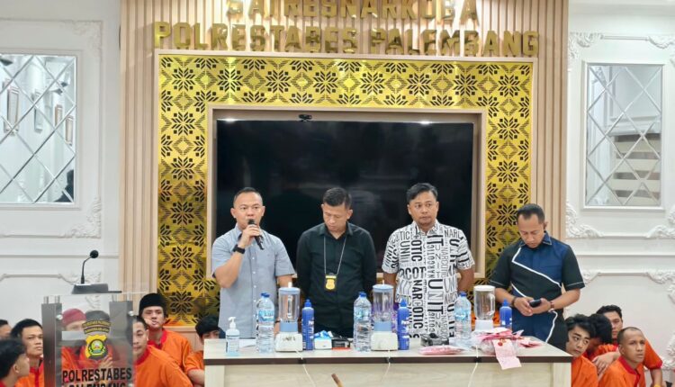 Jajaran Satresnarkoba Polrestabes Palembang saat menggelar rilis pemusnahan barang bukti sabu seberat 1,55 kilogram dan puluhan butir ekstasi di hadapan para tersangka dan perwakilan instansi terkait.