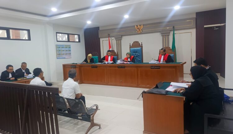 Dua terdakwa perkara dugaan korupsi biaya layanan pengujian dan kalibrasi alat kesehatan mendengarkan pembacaan amar tuntutan dari Tim Jaksa Penuntut Umum (JPU) Kejati Sumsel dalam persidangan di Pengadilan Negeri (PN) Tipikor Palembang.