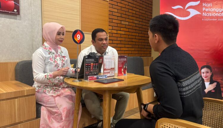 Jajaran manajemen Telkomsel didampingi petugas customer service berdialog langsung dengan pelanggan dalam kegiatan Management Melayani di GraPARI.