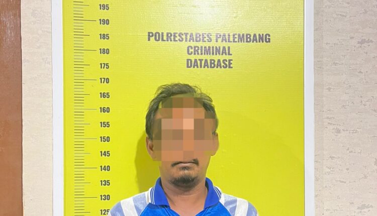 Tersangka berinisial SA (36), oknum pegawai PPPK, saat menjalani proses identifikasi di Mapolrestabes Palembang.