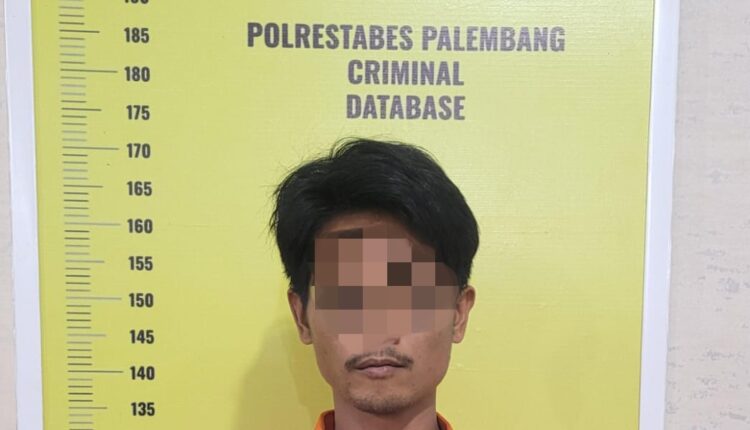 Tersangka KM alias Oji (26) saat menjalani proses identifikasi di Unit Ranmor Satreskrim Polrestabes Palembang.