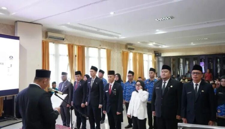 Wali Kota Pagar Alam, Ludi Oliansyah memimpin pengambilan sumpah jabatan sejumlah Pejabat Pimpinan Tinggi Pratama, Administrator, dan Fungsional di Ruang Rapat Besemah Due II, Kantor Wali Kota Pagar Alam.