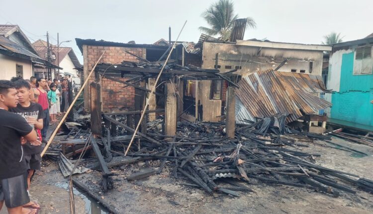 Kondisi sisa reruntuhan rumah milik warga setelah diamuk si jago merah di kawasan padat penduduk RT 22/05 Kelurahan 35 Ilir, Palembang.