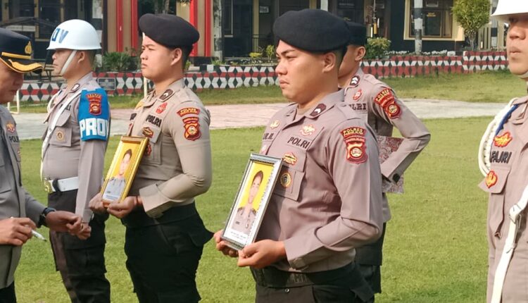 Wakapolres Pagar Alam Kompol M Roy Zulisirin memimpin jalannya upacara Pemberhentian Tidak Dengan Hormat (PTDH) terhadap dua personel, Bripka ES dan Briptu WP, di Lapangan Apel Mapolres Pagar Alam, Sumatera Selatan.