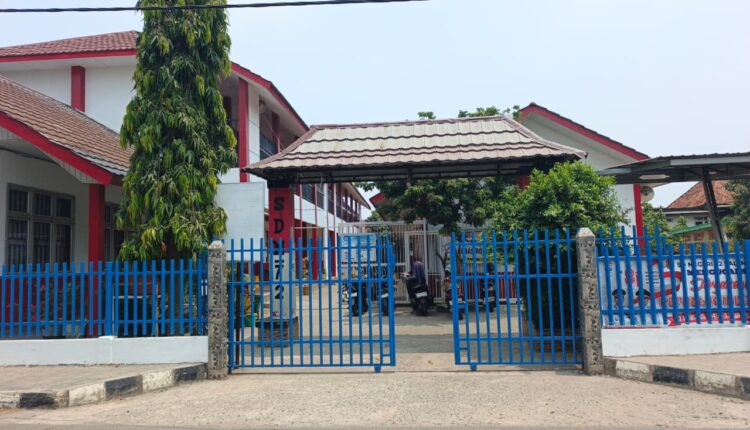 Area halaman dan akses masuk SDN 72 Palembang yang sempat menjadi sorotan publik akibat isu keamanan siswa.