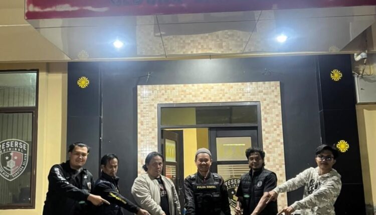 Tim Opsnal Satreskrim Polres Pagar Alam mengamankan tersangka Miftahudin Al Sarif di depan Gedung Satreskrim Polres Pagar Alam, Sumatera Selatan.