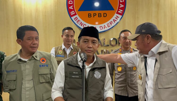 Menteri Kehutanan Raja Juli Antoni memberikan keterangan pers mengenai langkah antisipasi kebakaran hutan dan lahan (karhutla) di Palembang, Sumatera Selatan.