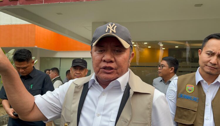 Gubernur Sumatera Selatan, Herman Deru, memberikan keterangan kepada awak media terkait rencana penurunan alokasi Transfer ke Daerah (TKD) nasional di Palembang.