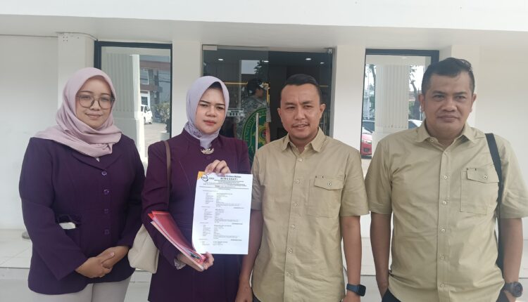 Tim kuasa hukum dari LBH Bima Sakti yang dipimpin oleh M Albert dan Direktur LBH Bima Sakti M Novel Suwa menunjukkan berkas dokumen pendaftaran banding terkait perkara sengketa aset Yayasan Universitas Bina Darma (UBD) di depan Pengadilan Negeri Palembang, Sumatra Selatan.