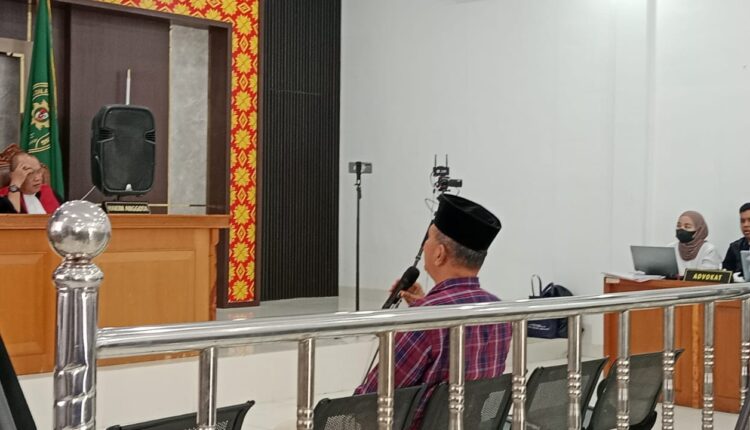 Saksi Karmidi memberikan keterangan di hadapan Majelis Hakim dalam sidang lanjutan perkara dugaan korupsi pengadaan Smartboard dan Chromebook Disdikbud Muara Enim di Pengadilan Negeri (PN) Palembang, Sumatra Selatan.