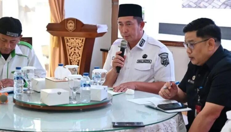 Walikota Pagar Alam, Ludi Oliansyah, memberikan arahan saat memimpin rapat koordinasi bersama jajaran Dinas Lingkungan Hidup (DLH) dan para sopir armada pengangkut sampah di Griya Rumah Dinas Wali Kota, Gunung Gare, Pagar Alam, Sumatra Selatan.