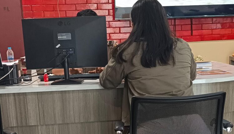 Korban penipuan lowongan kerja berinisial EL (23) memberikan keterangan di hadapan petugas saat membuat laporan polisi di Sentra Pelayanan Kepolisian Terpadu (SPKT) Polrestabes Palembang.