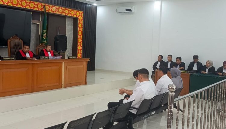 Majelis Hakim Pengadilan Tindak Pidana Korupsi (Tipikor) Palembang yang diketuai Kristanto Sahat membacakan amar putusan terhadap empat terdakwa kasus dugaan korupsi Dinas Perkimtan Kota Palembang TA 2024 di PN Palembang.