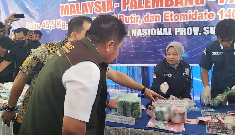 Gubernur Sumsel Herman Deru bersama Kepala BNNP Sumsel Brigjen Pol Hisar Siallagan memeriksa paket barang bukti narkotika sebelum dimusnahkan di halaman Kantor BNNP Sumsel, Palembang.