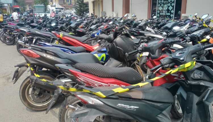 Ratusan sepeda motor yang terjaring operasi Kegiatan Rutin yang Ditingkatkan (KRYD) dipasang garis polisi saat diamankan di halaman Mapolrestabes Palembang.