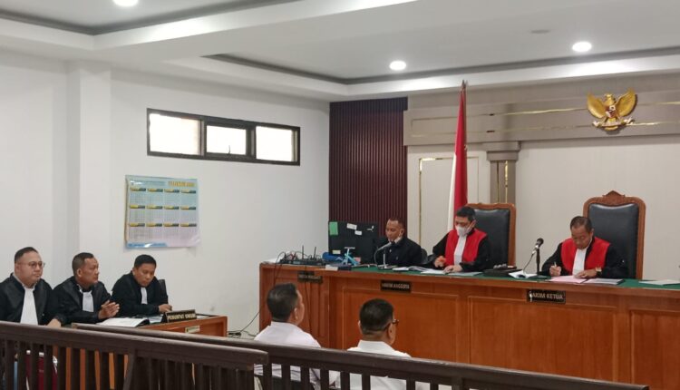 Majelis hakim yang dipimpin Pitriadi (kanan) memimpin jalannya sidang perdana dengan agenda pembacaan dakwaan kasus dugaan perintangan penyidikan (obstruction of justice) korupsi internet desa Musi Banyuasin (Muba) di Pengadilan Negeri (PN) Tindak Pidana Korupsi (Tipikor) Palembang.