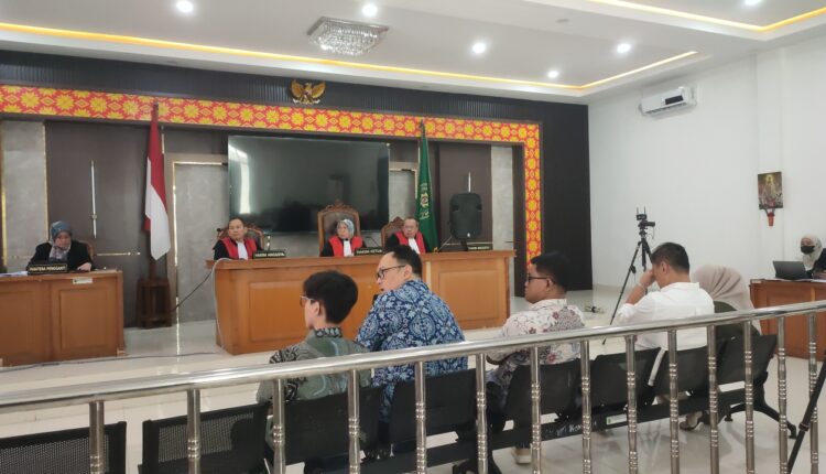 Majelis hakim yang diketuai Fatimah memimpin sidang lanjutan kasus dugaan korupsi pengadaan Chromebook dan Smart Board Dinas Pendidikan dan Kebudayaan (Disdikbud) Muara Enim di Pengadilan Negeri (PN) Palembang.